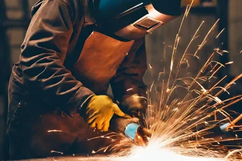 Trabalhador da indústria em atividade de solda