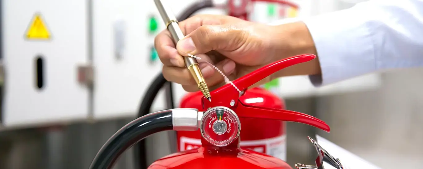 Técnico inspecionando extintor de incêndio